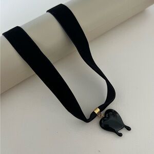 Romantic Velvet Choker with Edgy Heart Pendant - Boho Edgy Black Choker